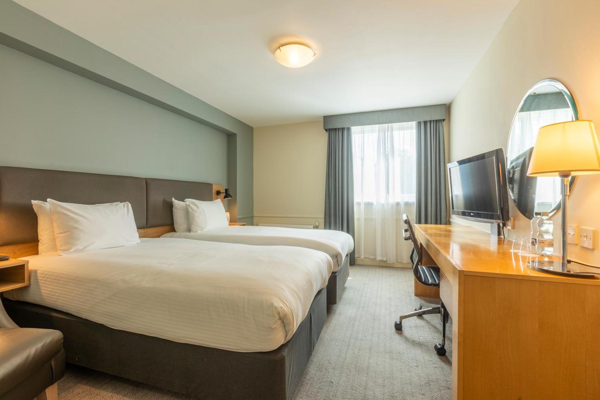 Holiday Inn Brentwood By Ihg Ngoại thất bức ảnh
