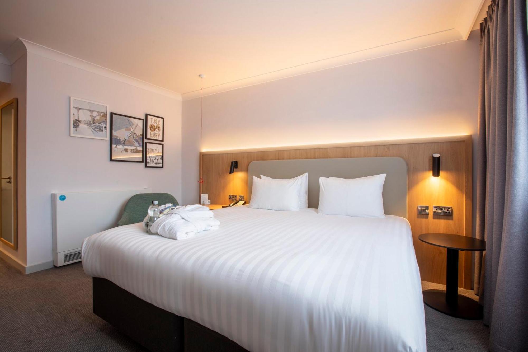 Holiday Inn Brentwood By Ihg Ngoại thất bức ảnh